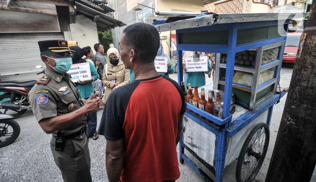 <p>Petugas Satpol PP bersama Ibu Pembinaan Kesejahteraan Keluarga (PKK) mendata warga saat Operasi Yustisi di RW 01 Kelurahan Sunter Agung, Tanjung Priok, Jakarta Utara, Selasa (10/5/2022). Operasi Yustisi tersebut bertujuan mendata pendatang baru pasca Lebaran sekaligus mengimbau masyarakat untuk melengkapi dosis vaksin guna mencegah penyebaran klaster mudik. (merdeka.com/Iqbal S. Nugroho)</p>