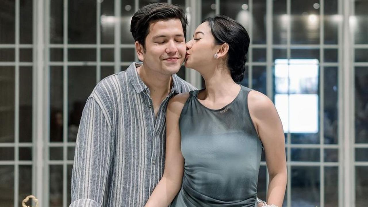 Sang istri memberikan kejutan tak terduga. Tak hanya itu, sebuah pesta diadakan dengan kehadiran orang-orang terkasih.