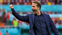 Pelatih Austria, Franco Foda menyebut bahwa pencapaian anak asuhnya sudah lebih dari sekedar memenuhi harapan. Ia berharap Austria akan tampil lepas dan berjuang untuk publik Austria. Dirinya juga tak ingin membebani timnya dengan status kuda hitam pada laga nanti. (Foto: AFP/Pool/Marko Djurica)