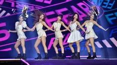 Grup K-Pop Korea Selatan Le Sserafim tampil pada konser Seoul Festa 2022 di Kompleks Olahraga Jamsil, Seoul, Korea Selatan, 10 Agustus 2022. Seoul Festa merupakan sebuah festival yang mencakup semua pesona Seoul, mulai dari balapan mobil listrik di tengah pusat Kota Seoul hingga pertunjukan konsep K-Pop. (Jung Yeon-je/AFP)