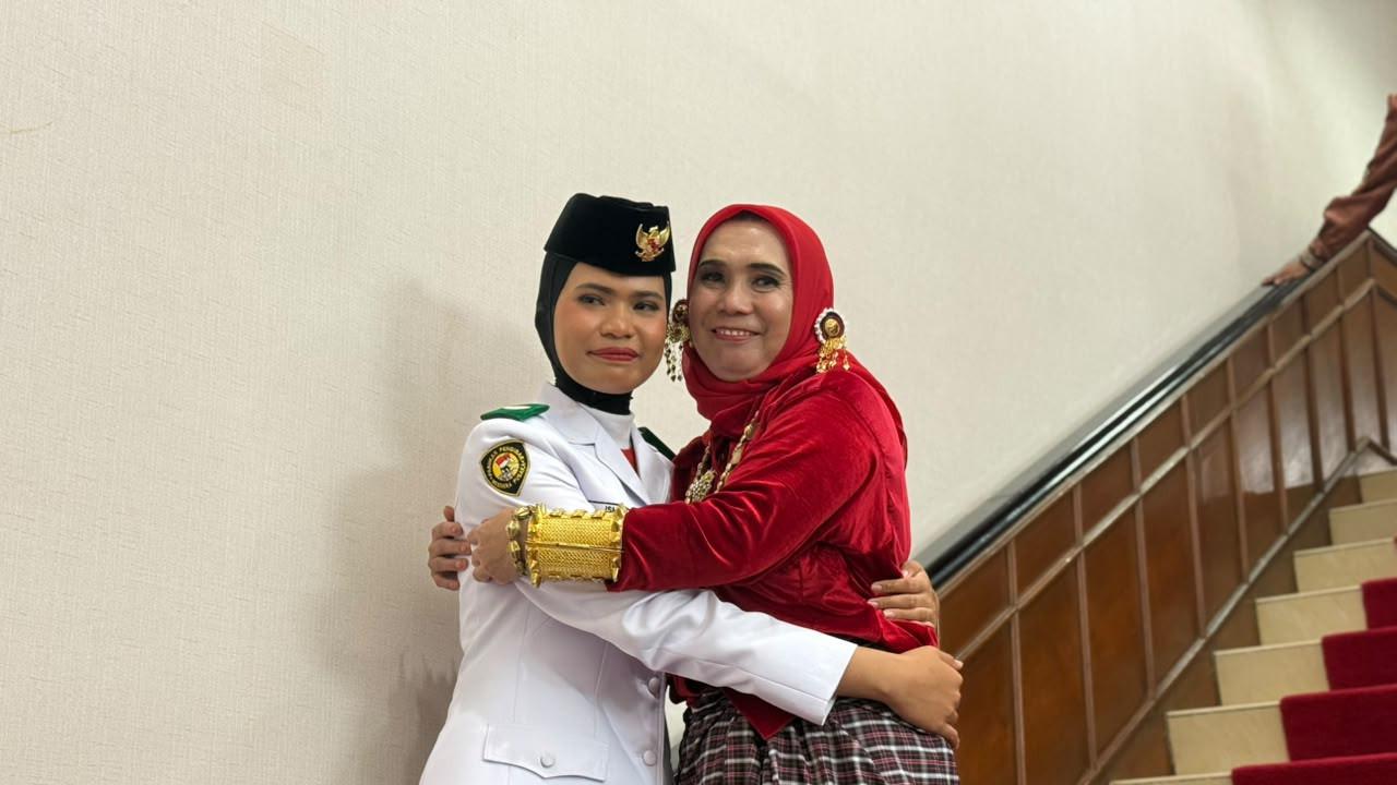 Haru Orang Tua Saksikan Anak dari Sekolah Rakyat Tampil sebagai Paskibraka Nasional di Istana