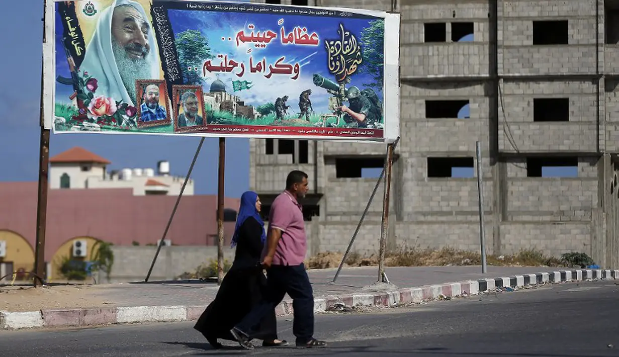 Warga Palestina terpaksa meninggalkan rumahnya demi menyelamatkan diri dari serangan Israel, Senin (14/07/2014) (AFP PHOTO/THOMAS COEX)