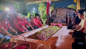 Sekjen PDIP Hasto Kristiyanto melakukan ziarah ke makam Proklamator RI, Sukarno atau Bung Karno, di Kota Blitar, Provinsi Jawa Timur. (Dokumentasi PDIP).
