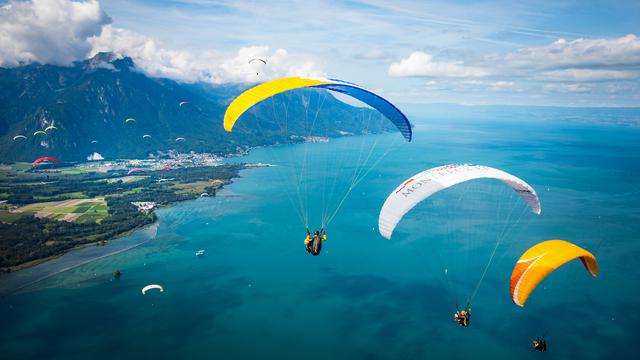 Menikmati Pemandangan Danau Jenewa dari Atas Paraglider