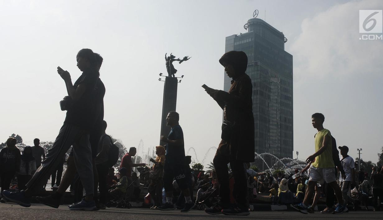Warga beraktivitas saat Car Free Day di Jalan MH Thamrin, Jakarta, Minggu (16/6/2019). Pemprov DKI Jakarta kembali memberlakukan HBKB atau car free day di Jalan MH Thamrin dan Jalan Jenderal Sudirman pascalibur lebaran setiap hari Minggu mulai pukul 06.00 - 11.00 WIB. (Liputan6.com/Angga Yuniar)