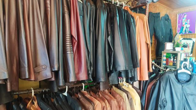 Ragam hasil olahan kulit khas Sukaregang, Garut, Jawa Barat, tetap memberikan warna tersendiri di tengah pandemi Covid-19.