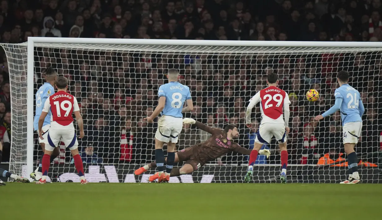 Kiper Manchester City, Stefan Ortega gagal menghalau tendangan pemain Arsenal, Myles Lewis-Skelly yang berakhir menjadi gol dalam laga lanjutan Liga Inggris 2024/2025 di Emirates Stadium, London, Minggu (03/02/2025). (AP Photo/Alastair Grant)