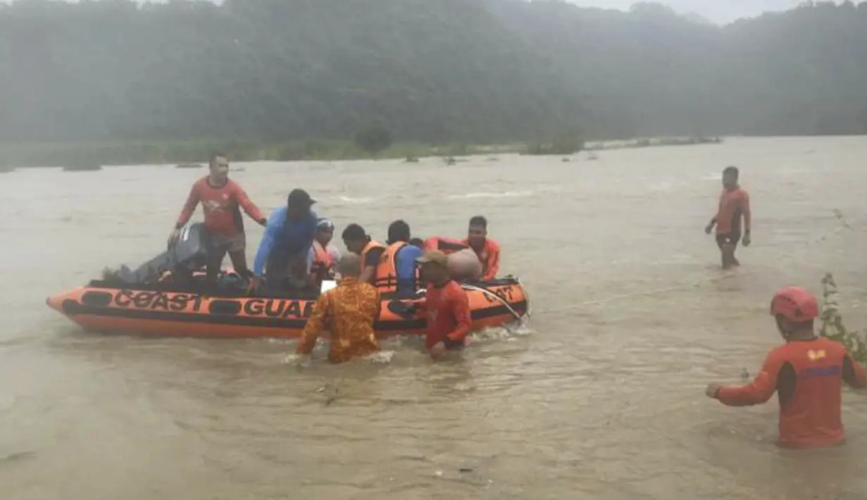 Penyelamat menggunakan perahu karet untuk mengevakuasi pekerja tambang yang terperangkap di Naguilian, provinsi La Union, Filipina utara pada Rabu, 26 Juli 2023. Philippine Coast Guard via AP)