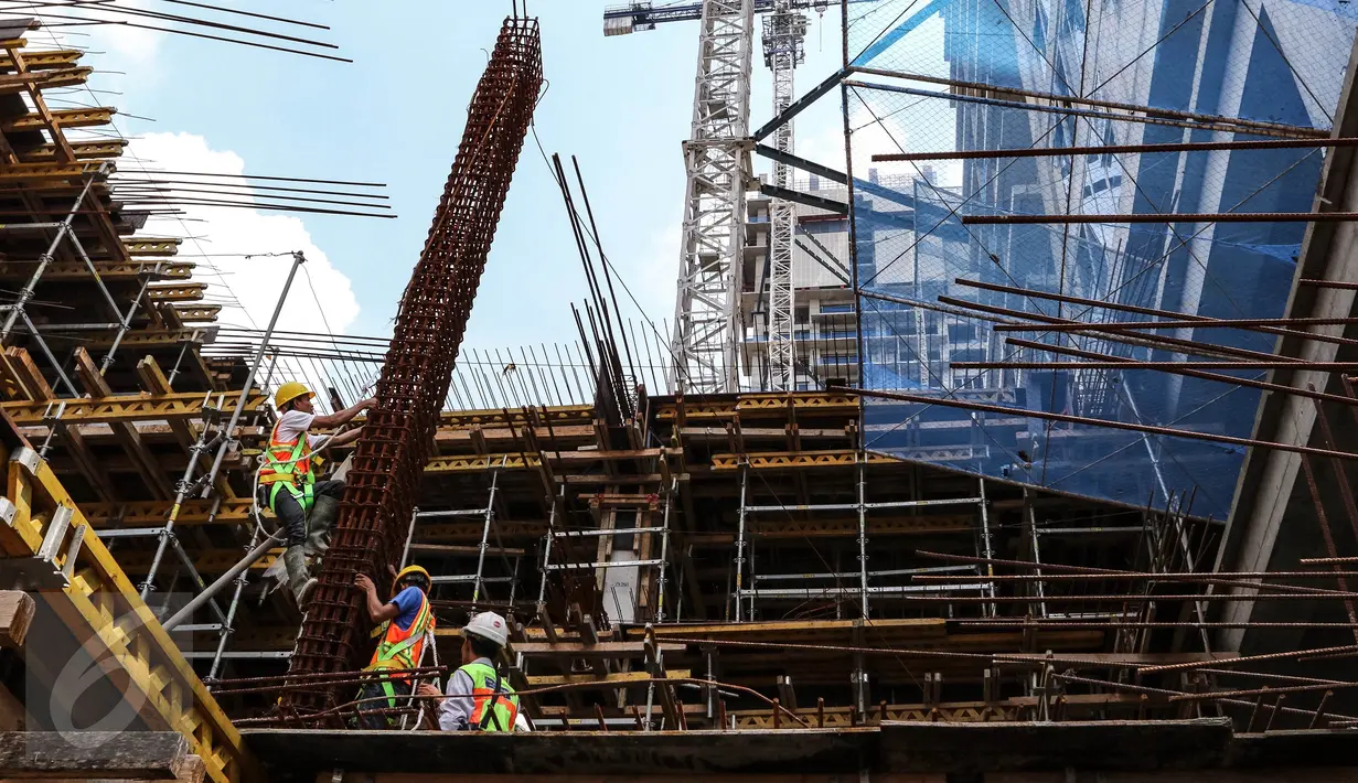 Pekerja menyelesaikan apartemen Pondok Indah Residence di kawasan Pondok Indah, Jakarta Selatan, Minggu (24/04). Hunian tersebut menawarkan menawarkan konsep connectivity. (Liputan6.com/Fery Pradolo)