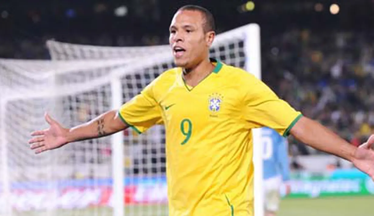 Selebrasi striker Brasil, Luis Fabiano, setelah mencetak gol pertama ke gawang Italia dalam laga lanjutan penyisihan Grup B Piala Konfederasi 2009 di Loftus Versfeld Stadium, Pretoria, 21 Juni 2009. AFP PHOTO/VINCENZO PINTO