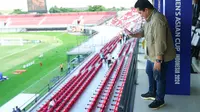 Ketua PSSI, Erick Thohir saat mendukung langsung penampilan Timnas Indonesia Putri di ajang Piala Asia Putri U-17 2024 di Stadion I Wayan Dipta, Gianyar, Minggu (12/5/2024). (Bola.com/Dok. PSSI)