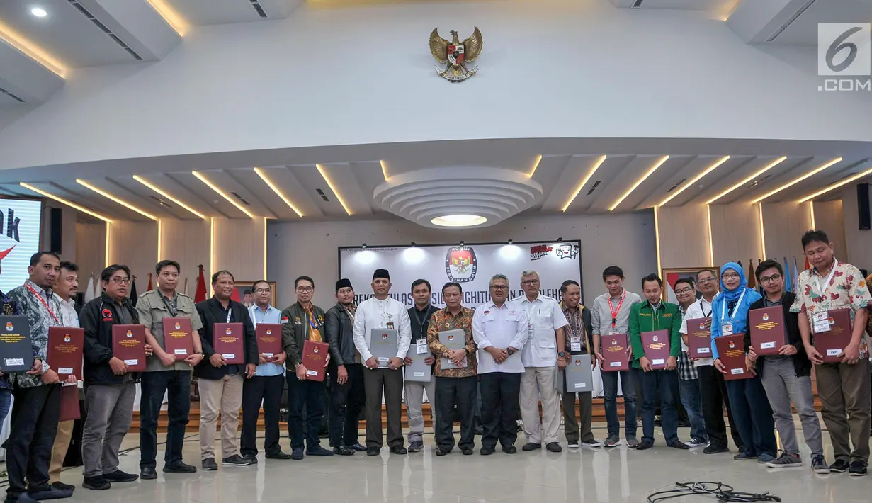 Ketua KPU Arief Budiman, Ketua Bawaslu RI Abhan, Anggota KPU dan 9 perwakilan parpol foto bersama usai penghitungan suara dan penetapan hasil Pemilu 2019 di Gedung KPU, Jakarta, Selasa (21/5/2019). Sebanyak 9 parpol mendapatkan perolehan suara di atas 4 persen. (merdeka.com/Iqbal S Nugroho)