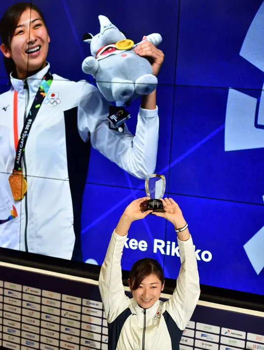 Perenang Jepang, Ikee Rikako berpose usai dinobatkan sebagai MVP Asian Games 2018 di Jakarta, Minggu (2/9). Rikako meraih emas 50m dan 100m gaya bebas, 50m dan 100m gaya kupu-kupu, 4x100m gaya bebas dan 4x100m gaya campuran estafet. (Juni Kriswanto/AFP)