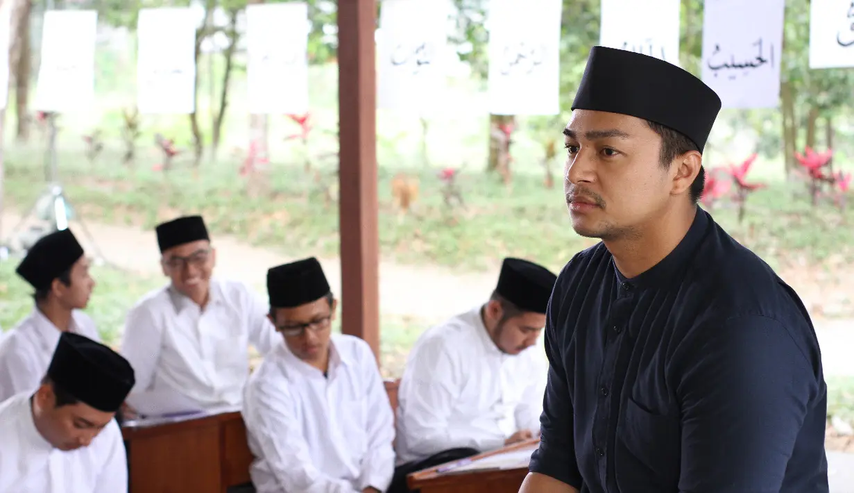 Deva Mahenra saat beradegan di film 99 Nama Cinta