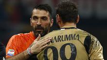 Kiper AC Milan Gianluigi Donnarumma berpelukan dengan kiper Juventus, Gianluigi Buffon usai pertandingan Liga Italia Serie A di stadion San Siro di Milan pada 22 Oktober 2016. (AFP Photo/Marco Bertorello)