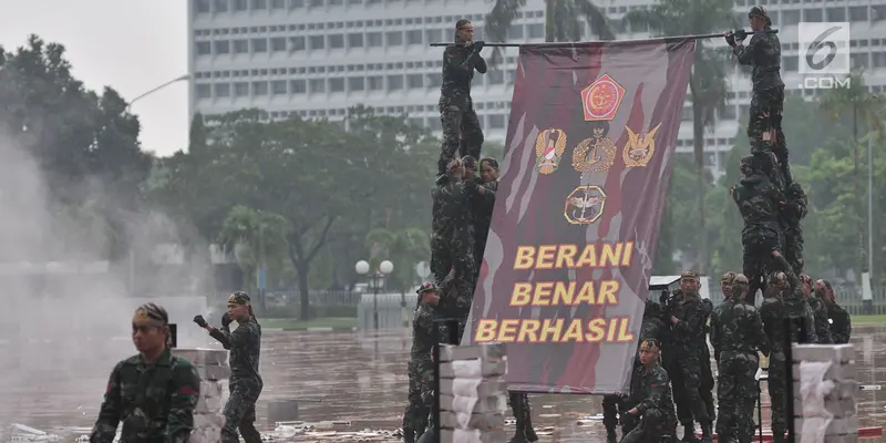 Aksi Prajurit TNI Unjuk Kebolehan di hadapan Jokowi dan Sultan Brunei