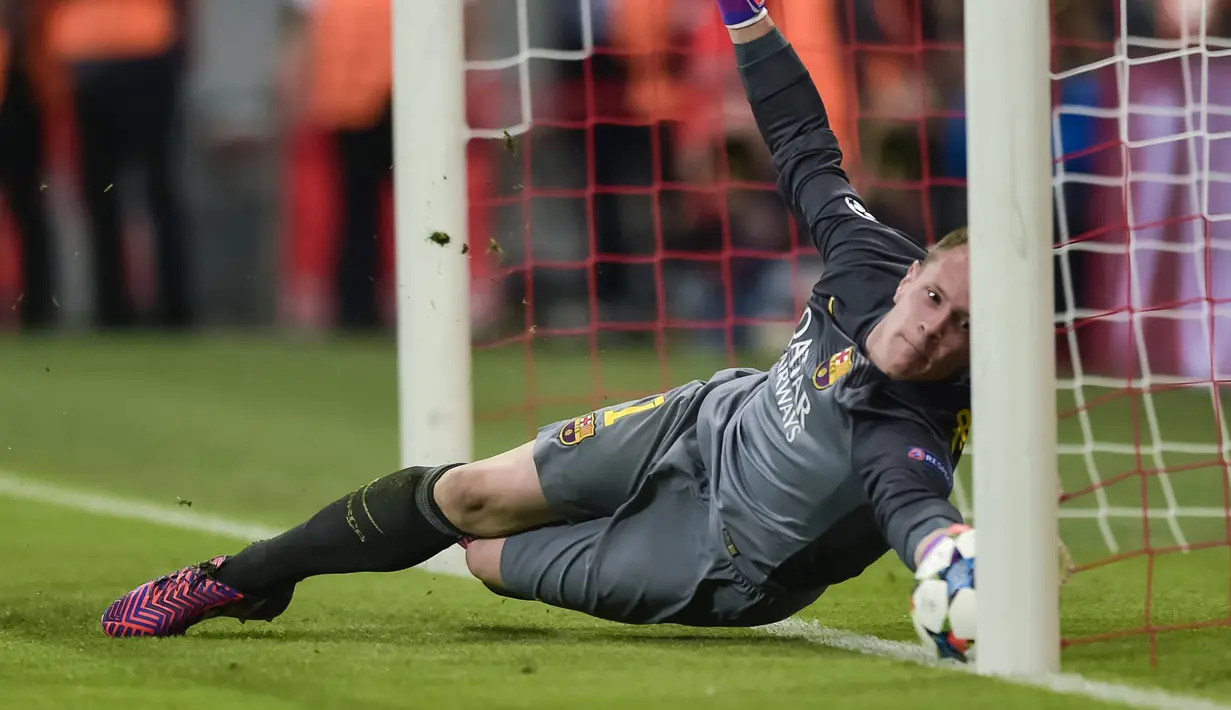 Enam tahun kemudian giliran Ter Stegen dibawah mistar gawang Barca yang mendapat gelar Liga Spanyol, Copa del Rey, dan Liga Champions dibawah asuhan Luis Enrique. (Foto: AFP/STR)