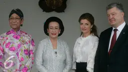 Presiden Ukraina Petro Poroshenko, Ibu Maryna Poroshenko, GKR Hemas dan HB X berfoto di kraton Kesultanan Yogyakarta, (6/8). Usai ke kraton, Petro Poroshenko rencananya akan mengunjungi Candi Borobudur dan Prambanan. (Liputan6.com/Boy Harjanto)