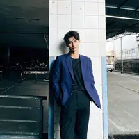Dikenal memiliki aura boyfriend material, gaya jalanan ala Bright Vachirawit menarik untuk disontek.