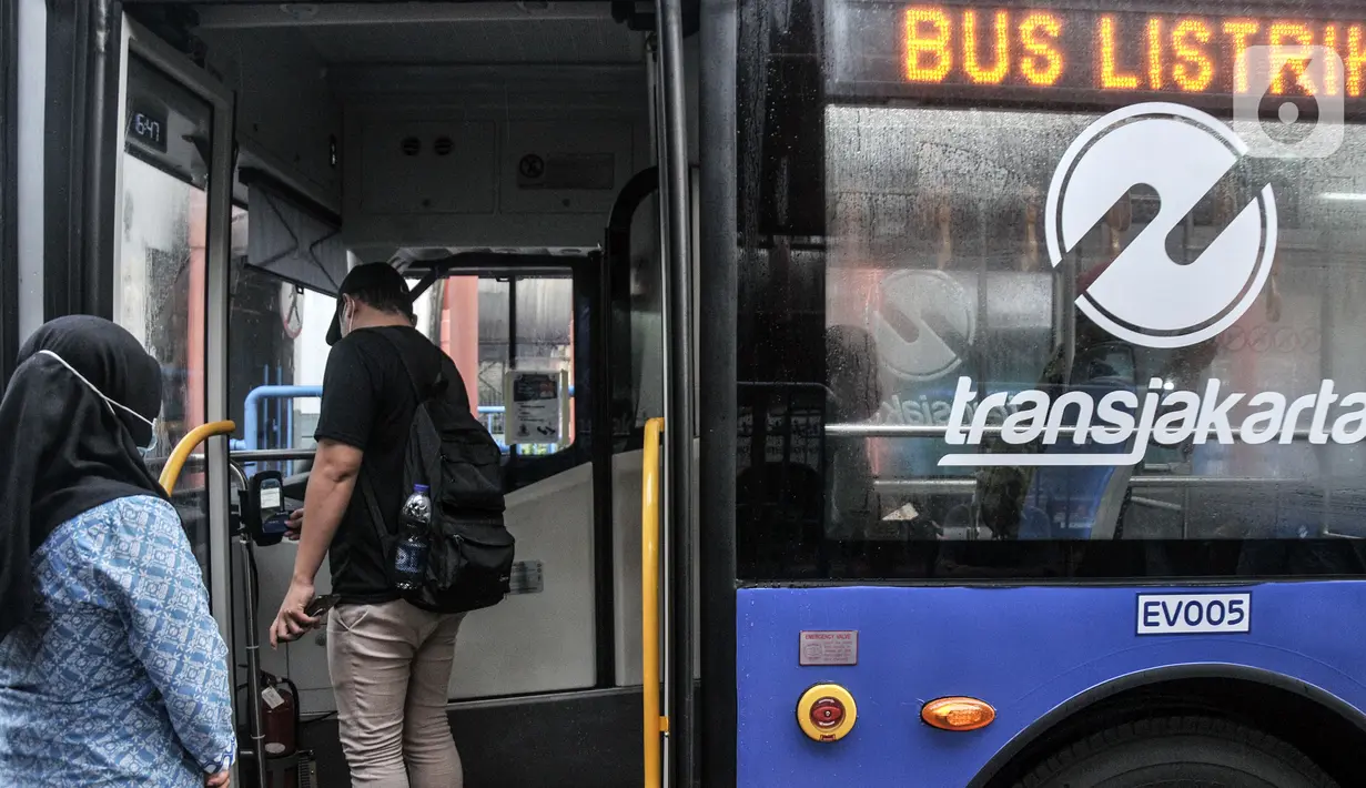 Penumpang menaiki bus listrik Transjakarta di Terminal Blok M, Jakarta, Kamis (4/11/2021). Layanan uji coba bus listrik Transjakarta berpelanggan rute Blok M-Balai Kota beroperasi lebih awal mulai pukul 05.00-21.30 WIB. (merdeka.com/Iqbal S. Nugroho)