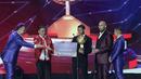 Ketum PSSI, Mochamad Iriawan, memberikan penghargaan kepada wasit terbaik saat Indonesian Soccer Awards 2019 di Studio Indosiar, Jakarta, Jumat (10/12). Acara ini diadakan oleh Indosiar bersama APPI. (Bola.com/M Iqbal Ichsan)