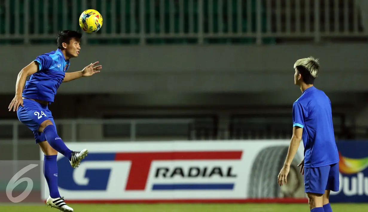 Pemain Timnas Vietnam berlatih menyundul bola saat latihan jelang laga pertama semifinal Piala AFF 2016 di Stadion Pakansari, Bogor (2/12). Vietnam akan melakoni laga melawan tuan rumah Indonesia, Sabtu (3/12). (Liputan6.com/Helmi Fithriansyah)