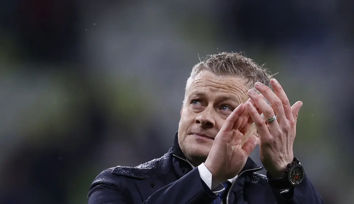 Pelatih Manchester United Ole Gunnar Solskjaer memberi tepuk tangan kepada para penggemar setelah pertandingan final Liga Europa antara Manchester United dan Villarreal di Gdansk, Polandia, Kamis (27/5/2021). (Kacper Pempel, Pool via AP)