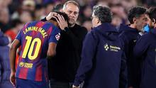 Pelatih asal Jerman Barcelona, ​​Hans-Dieter Flick, memeluk penyerang Spanyol Barcelona bernomor punggung 10, Lamine Yamal, saat ia diganti karena cedera selama pertandingan Liga Spanyol antara FC Barcelona dan RC Celta de Vigo di stadion Camp Nou di Barcelona pada 23 April 2026.
(Josep LAGO/AFP)