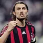 2. Paolo Maldini (AC Milan) - Saat sang legenda memutuskan untuk pensiun, saat itu pula nomor tiga diistirahatkan. Persembahan 26 trofi untuk klub kota Milan itu membuat I Rossoneri layak memberikan penghormatan tinggi untuknya. (AFP/Emilio Andreoli)