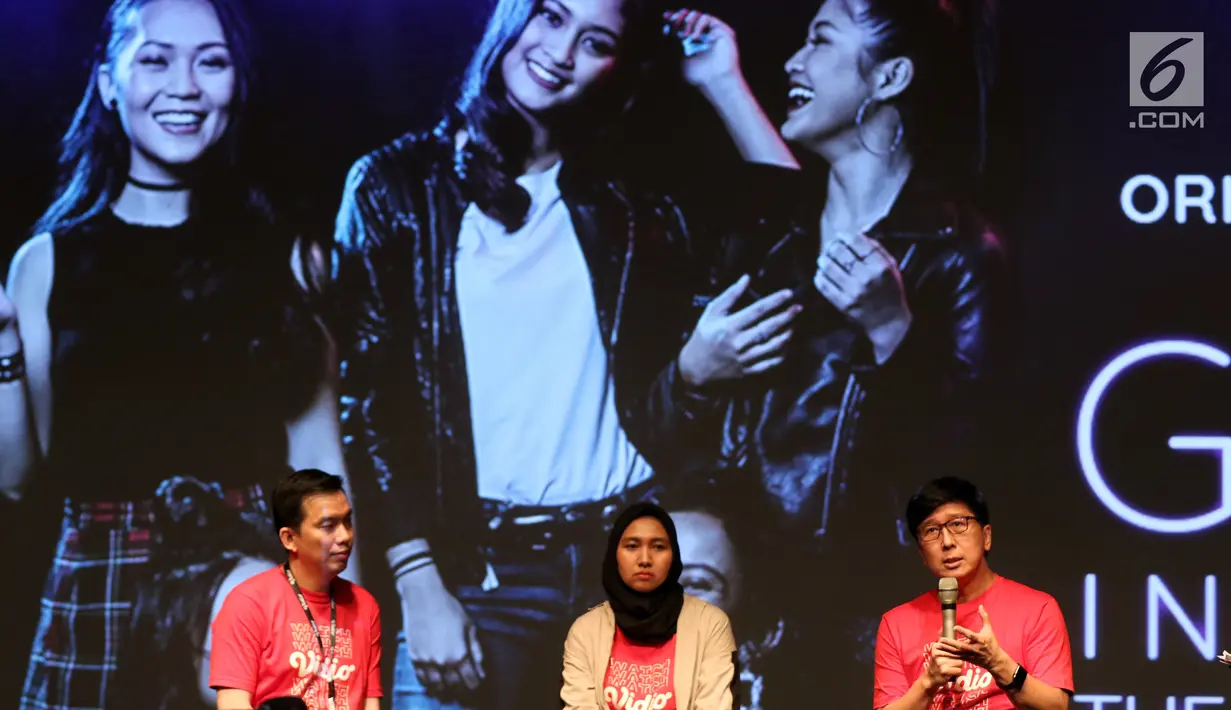 CEO Vidio Sutanto Hartono (kanan), Deputi CEO Vidio Hermawan Sutanto, dan Head of Marketing Vidio Ade Muti saat peluncuran Vidio Original Series, Jakarta, Jumat (22/3). Vidio Original Series berjudul Girls In The City tayang di vidio.com. (Liputan6.com/JohanTallo)