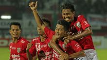 Putu Gede Juni Antara melakukan selebrasi setelah mencetak gol indah ke gawang Persib Bandung dalam turnamen Bali Island Cup di Stadion I Wayan Dipta, Gianyar, Minggu (21/2/2016). (Bola.com/Peksi Cahyo)