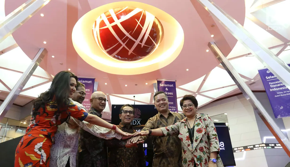 Suasana foto bersama saat peluncuran Danareksa ETF Indonesia Top 40 di BEI, Jakarta, Selasa (24/4). DIM optimistis dapat menyerap dana kelolaan sekitar Rp 1 triliun lewat produk anyarnya ini. (Liputan6.com/Angga Yuniar)