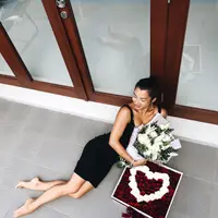 Bergaya kasual, istri Irfan Bachdim ini terlihat elegan sekaligus sensual. (Sumber foto: jenniferbachdim/instagram)