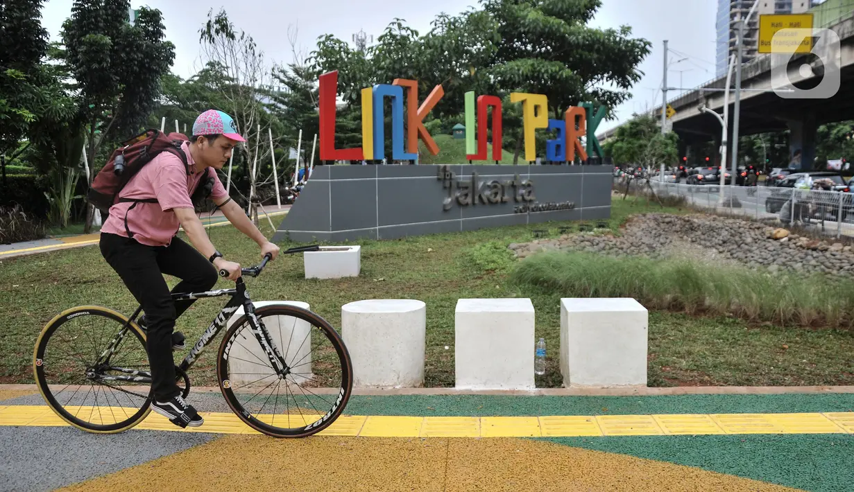 Pesepeda saat mengunjungi Taman Link In Park, Cempaka Putih, Jakarta Pusat, Kamis (12/1/2023). Pemprov DKI melalui Dinas Pertamanan dan Hutan Kota (Distamhut) DKI Jakarta akan segera meresmikan taman baru viral Link In Park dengan inspirasi nama band rock asal Amerika Serikat dengan sejumlah fasilitas di taman tersebut antara lain, area skateboard, fitness outdoor, area bermain anak, toilet, hingga rumah hobbit yang akan diresmikan pada Februari mendatang. (merdeka.com/Iqbal S Nugroho)