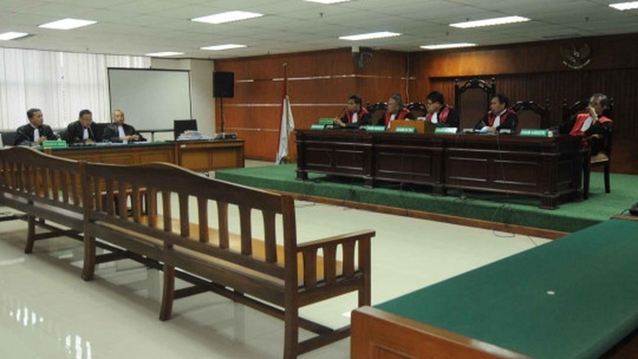 Tidak hadir karena sakit, sidang perdana OC Kaligis ditunda