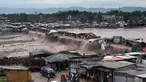Kondisi bangunan rumah yang hanyut tersapu banjir bandang di Peshawar, Pakistan, Minggu (3/4). Hujan lebat sejak 9 Maret itu telah menyebabkan bencana banjir bandang dan tanah longsor, sebanyak 121 warga tewas dan 124 lainnya luka-luka. (AFP/A Majeed)