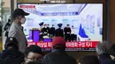Kantor Berita Pusat Korea (KCNA) mengatakan bahwa Kim mengeluarkan perintah itu sehari sebelumnya, selama inspeksi di tempat dari badan pengembangan ruang angkasa Korea Utara. (AP Photo/Ahn Young-joon)
