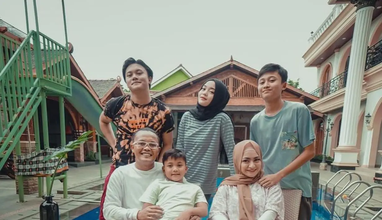 Ternyata ada hal lain yang dilakukan Sule saat sang istri tertidur. Biasanya, ia selalu memandangi wajah sang istri yang terlelap sampai pagi. Bahkan membuatnya jadi tidak tidur semalaman. (Instagram/ferdinand_sule)