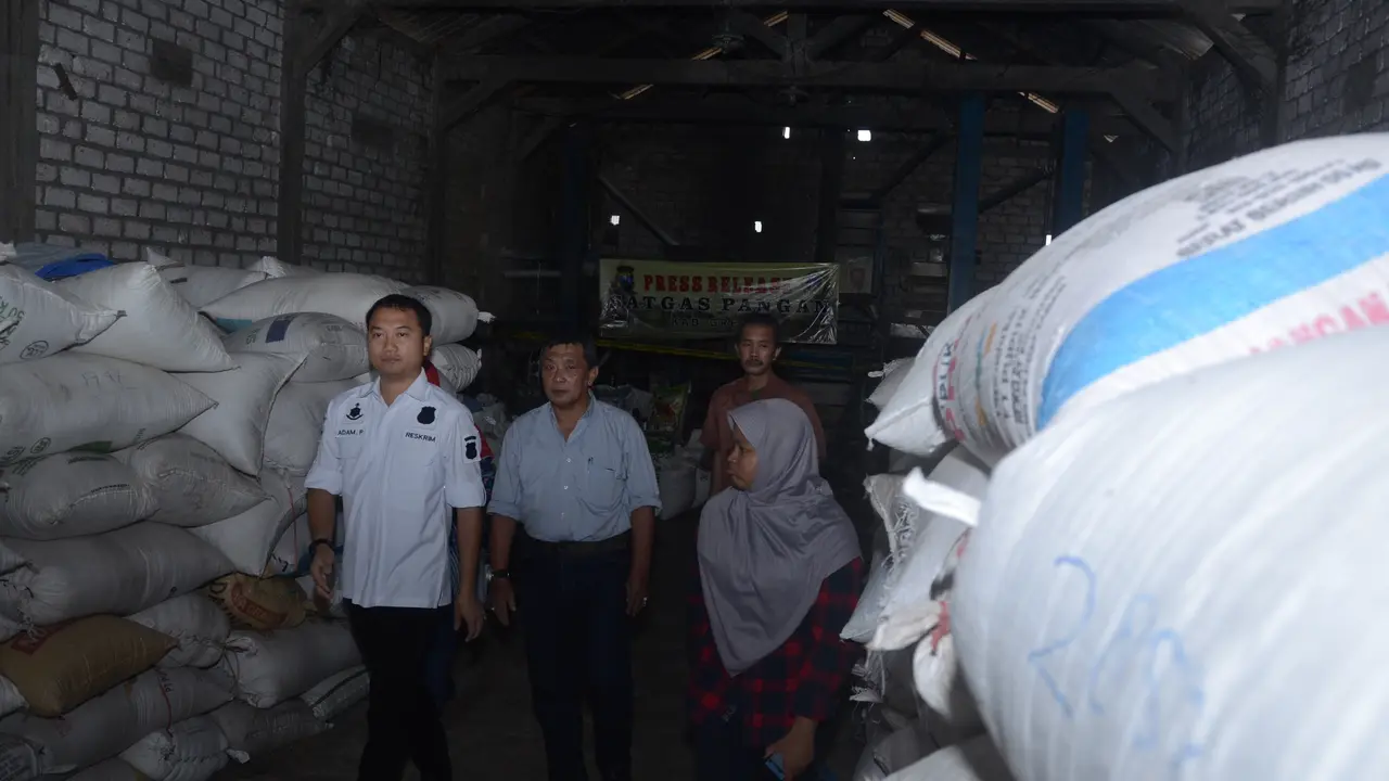 Polisi Grebek Tempat Beras Oplosan