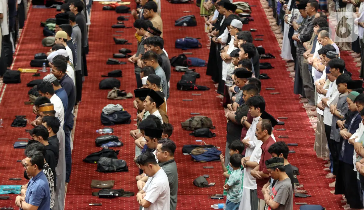 Suasana khusyuk begitu terasa saat ribuan umat muslim melaksanakan salat tarawih pertama Ramadan 1446 H di Masjid Istiqlal, Jakarta, Jumat (28/2/2025). (Liputan6.com/Herman Zakharia)