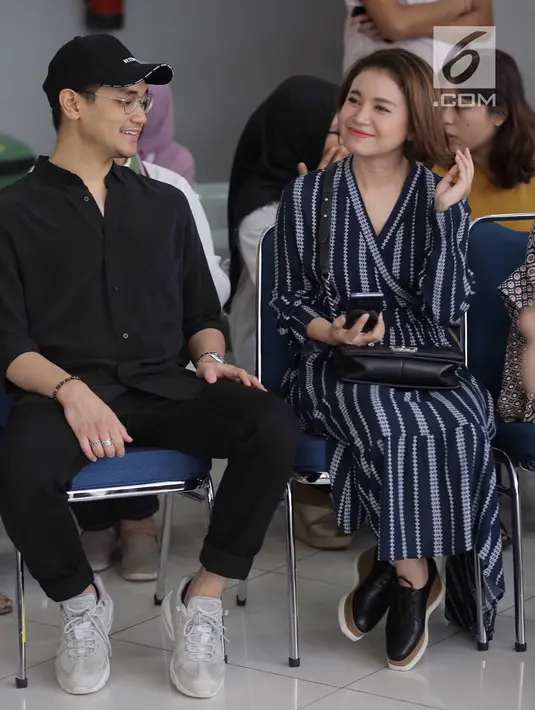 Penyanyi Afgan dan Rossa berbincang sebelum menghibur pasien anak-anak di RSCM, Jakarta, Senin (28/5). Dalam acara tersebut mereka juga kerap menunjukkan kemesraannya. (Liputan6.com/Faizal Fanani)