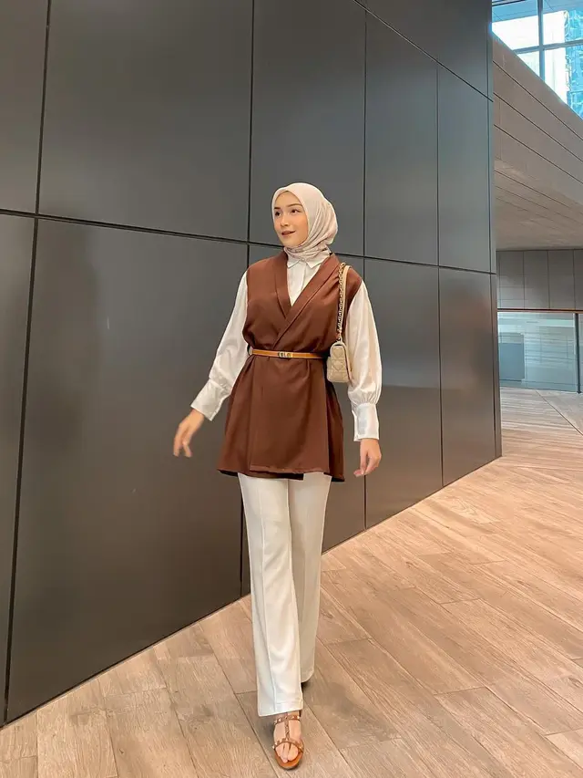 8 Inspirasi OOTD Hijab dengan Celana Putih dari Aurel Hermansyah hingga Dinda Hauw