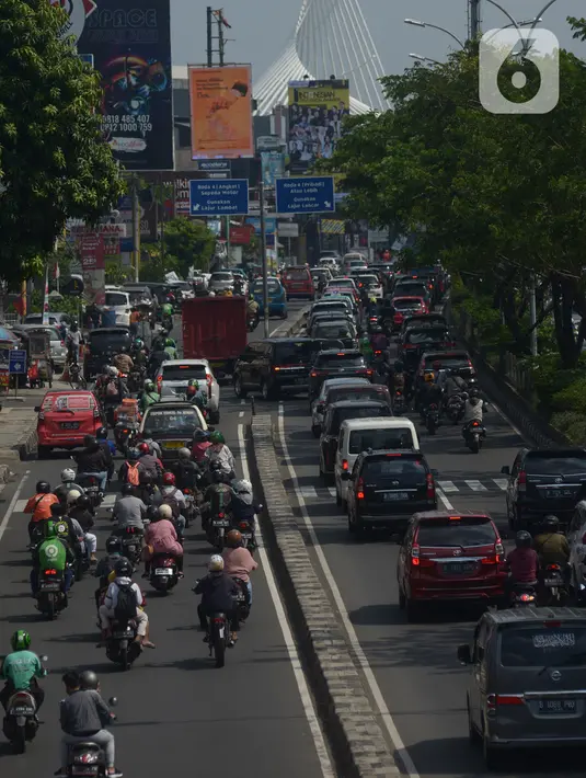 Suasana lalu lintas di Jalan Margonda Raya Depok, Jawa Barat, Sabtu (25/9/2021). Pemerintah Kota Depok dan Polres Metro Depok berencana menerapkan kebijakan ganjil-genap di Jalan Margonda Raya pada Oktober 2021 yang akan berlaku hanya saat akhir pekan. (merdeka.com/Imam Buhori)