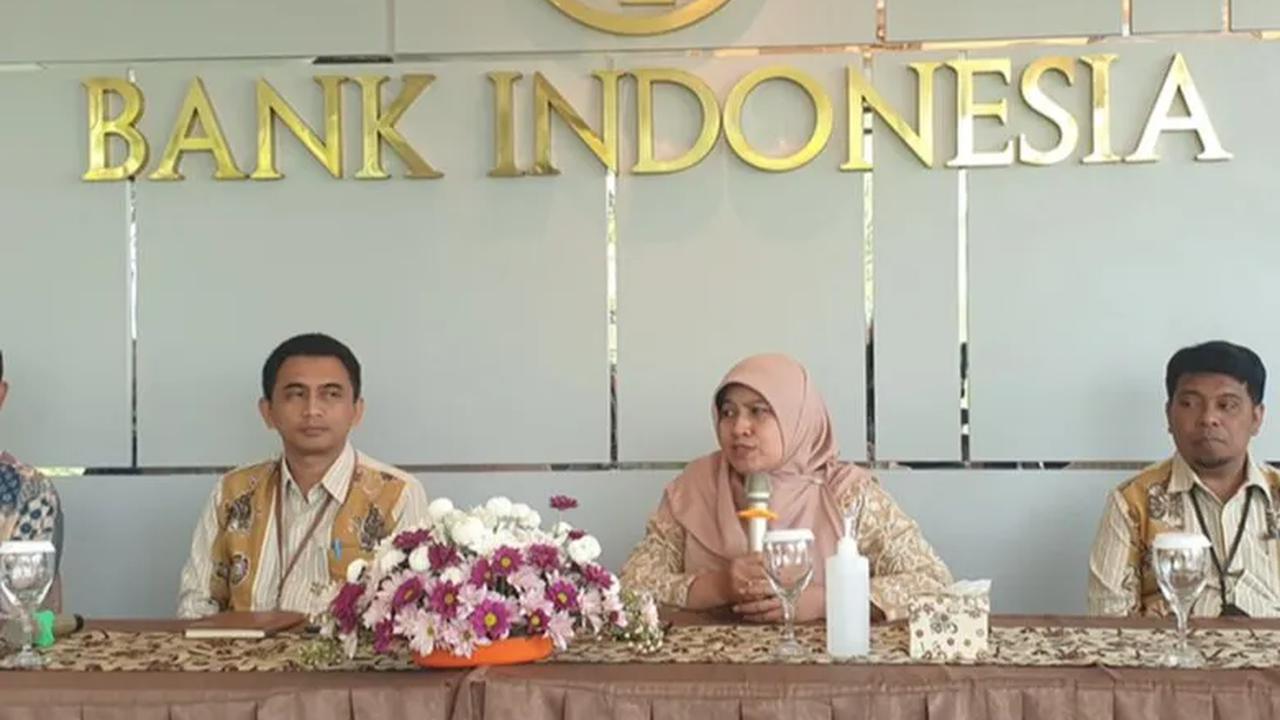 Sementara, uang kuasi adalah uang yang dianggap sebagai alat pembayaran meskipun tidak diterbitkan bank sentral. Contohnya seperti sertifikat deposito, surat utang, obligasi, cek, wesel, dan sebagainya.