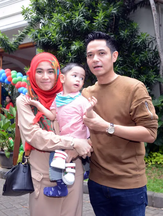 Dude melihat putra semata wayangnya sangat menikmati acara ultah anak Nia. Usai menghadiri acara tersebut, Icha dan suami menceritakan perkembangan buah hatinya. (Nurwahyunan/Bintang.com)