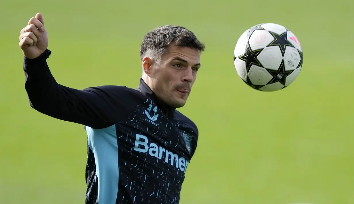 Pemain Bayer Leverkusen, Granit Xhaka, mengontrol bola saat sesi latihan jelang laga melawan AC Milan pada laga Liga Champions. (AP Photo/Martin Meissner)
