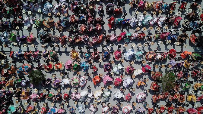 FOTO: Hampir 900 Orang Berniat Pecahkan Rekor Tarian Rakyat Terbesar di Meksiko