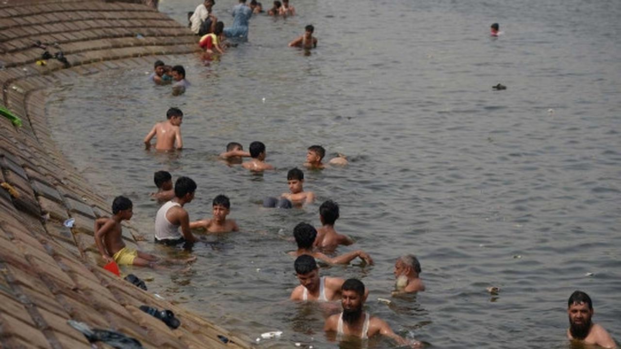 Akibat gelombang panas, banyak warga Pakistan "tidur" di sungai