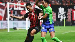 Laga antara dua tim terbawah, Hokkaido Consadole Sapporo yeng menghuni dasar klasemen menghadapi tamunya berperingkat 19, Shonan Belmare, Sabtu (27/4/2024) berakhir imbang 3-3. Tim tuan rumah sempat unggul tiga gol hingga menit ke-66, namun akhirnya mampu disetarakan tim tamu di akhir laga. (J.LEAGUE)