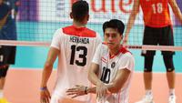 Pemain Timnas voli putra Indonesia, Putratama Fahri Septian (kanan),memberikan isyarat saat melawan Vietnam pada laga Semifinal Bola Voli Putra SEA Games 2023 di Olympic Complex Indoor Main Hall, Phonm Penh, Minggu (7/5/2023). (Bola.com/Abdul Aziz)